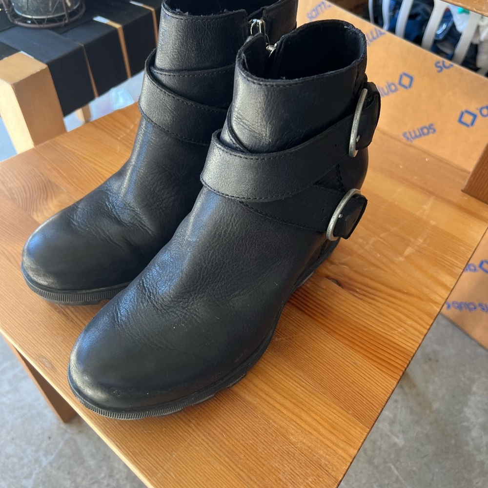 Sorel boots size 8 gently used